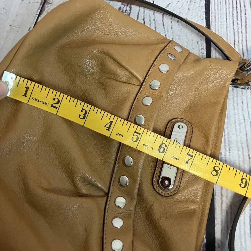 B‎ Makowsky Handbag Leather Crossbody Brown Silver Hardware Zip Closure Tan